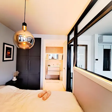 Luxury Center Gem Within Walking Distance To Must-sees Apartment *