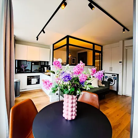 Luxury Center Gem Within Walking Distance To Must-sees